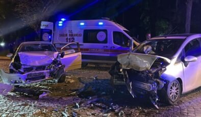 Edirne’de iki otomobil kafa kafaya çarpıştı: 4 yaralı
