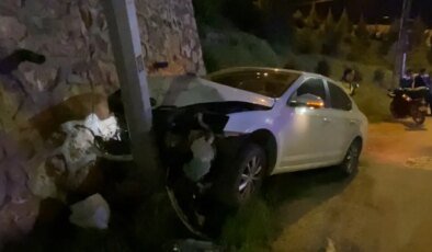 Elazığ’da Aydınlatma Direğine Çarpan Otomobilde İki Yaralı