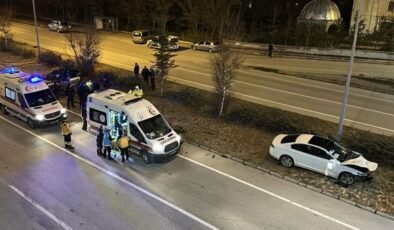 Erzurum’da iki otomobil çarpıştı: 2’si ağır 6 yaralı