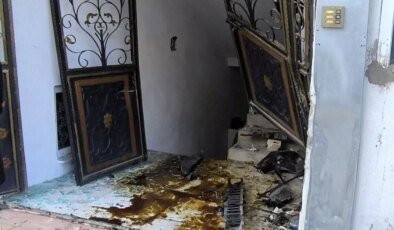 Gercüş’te Otomobil Bina Girişine Çarpıp Kontrolden Çıktı
