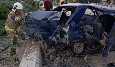 Hatay’da Otomobil Kaldırıma Çarptı, 4 Yaralı