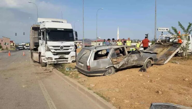 Hatay’da Tofaş ile tır çarpıştı: 4 yaralı