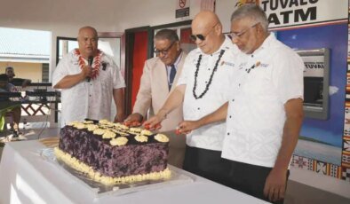 İlk kez ATM kullanacak olmanın sevincini pasta keserek kutladılar