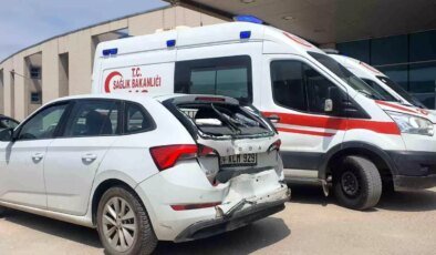 İnegöl’de Kamyonet ile Otomobil Çarpıştı: 3 Yaralı