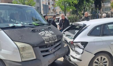 İnegöl’de Kamyonet ve Otomobil Çarpışması: 3 Yaralı