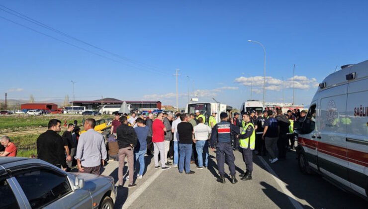 İşçi servis midibüsüyle otomobil çarpıştı: 12 yaralı