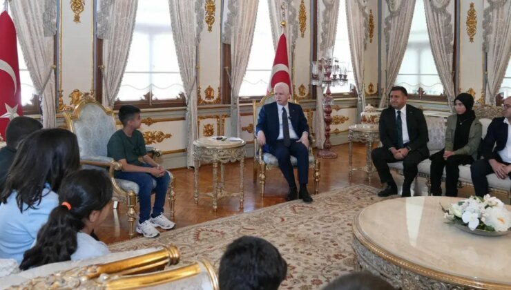 İstanbul Valisi Gül ile çocuklar arasında güldüren Beşiktaş diyaloğu