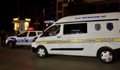 İzmir’de bıçaklı kavga: 1’i ağır 2 yaralı