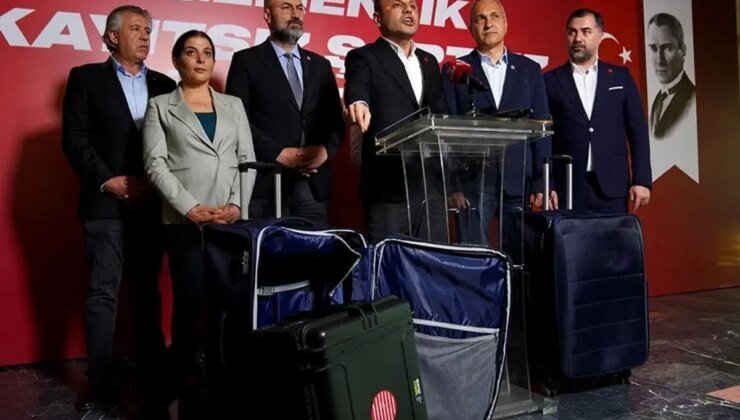 Kameralar önünde açtı! Özgür Çelik sır valizlerin içinde ne olduğunu açıkladı