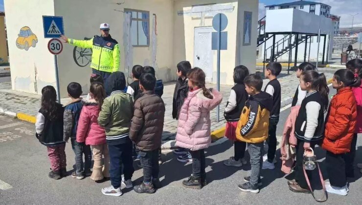 Kars’ta Öğrencilere Trafik Eğitimi Verildi