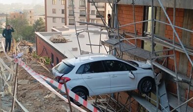 Kartal’da Otomobil İnşaat Alanına Sıkıştı, 4 Kişi Kurtarıldı