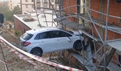 Kartal’da Otomobil İnşaat Boşluğuna Düştü, 4 Kişi Kurtarıldı