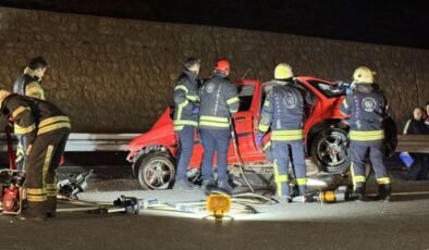 Kocaeli’de otomobil bariyere çarptı: 2 ölü
