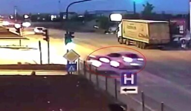 Konya’da Kontrolsüz Şerit Değiştiren Otomobilin Sebep Olduğu Kaza KGYS Kamerasında!