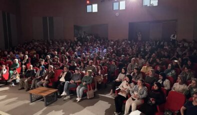 Melikgazi’de Çehov’un ‘Çehovatör’ Tiyatro Oyunu Sahnelendi