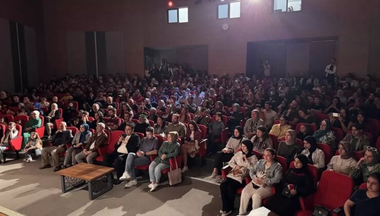 Melikgazi’de Çehov’un ‘Çehovatör’ Tiyatro Oyunu Sahnelendi