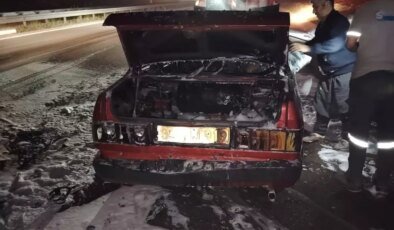 Mersin Tarsus’ta Seyir Halindeki Otomobil Yangında Kullanılamaz Hale Geldi