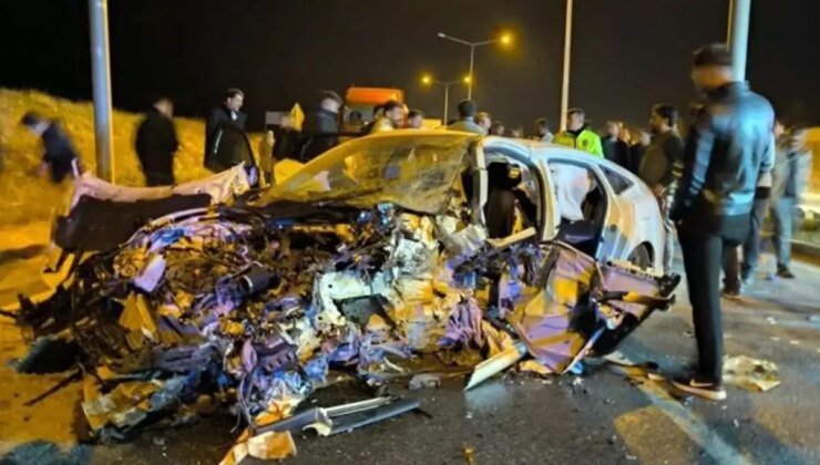 Otomobil direğe çarptı: 3 ölü, 2 yaralı