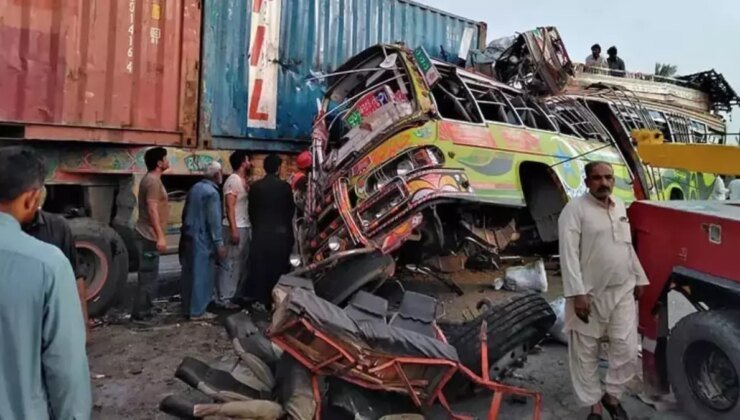 Pakistan’da uçuruma devrilen kamyonette 13 kişi hayatını kaybetti