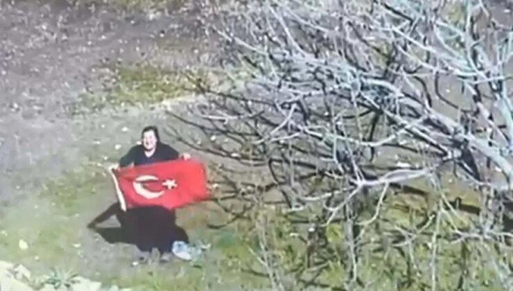Polis helikopterini görünce Türk bayrağı açıp, selam verdi