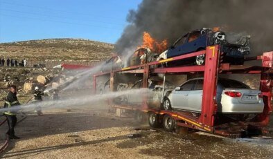 Reyhanlı’da Tırda Yangın: 6 Otomobil Yanarak Kullanılamaz Hale Geldi