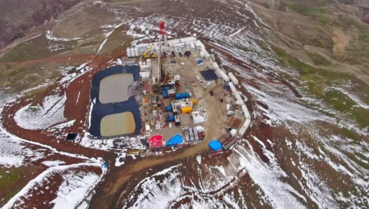 Rusların günlük 5 ton petrol çıkardığı bölgeye sondaj kulesi kuruldu