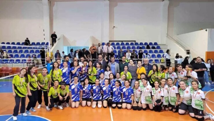 Sarıgöl’de 23 Nisan Kutlamaları Kapsamında Futbol ve Voleybol Turnuvaları Tamamlandı