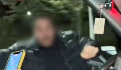 Seyir halindeki aracın kapısını açıp dans etti! Düşme anı kamerada!