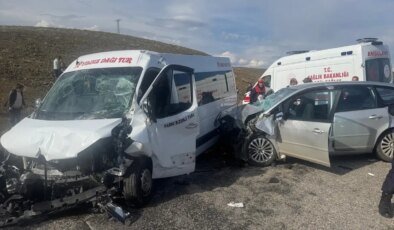 Sivas’ta Minibüs ve Otomobil Çarpıştı: 15 Yaralı