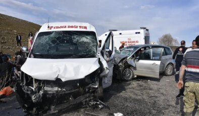 Sivas’ta Servis Minibüsü ile Otomobil Çarpıştı: 1 Ölü, 17 Yaralı