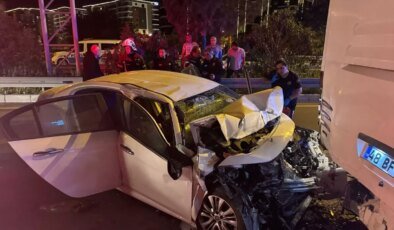 Söke’de Otobüse Çarpan Otomobildeki 1 Kişi Hayatını Kaybetti
