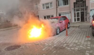 Suluova’da park halindeki otomobil yandı