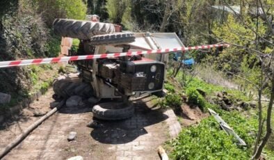Tamir etmeye çalıştığı traktörün altında kaldı
