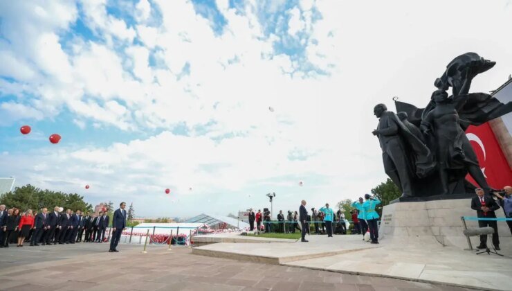 TBMM Başkanı Numan Kurtulmuş, 23 Nisan Töreninde Çelenk Bıraktı