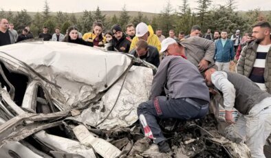 Tırla çarpışan otomobil hurdaya döndü: 1 ölü, 1 yaralı