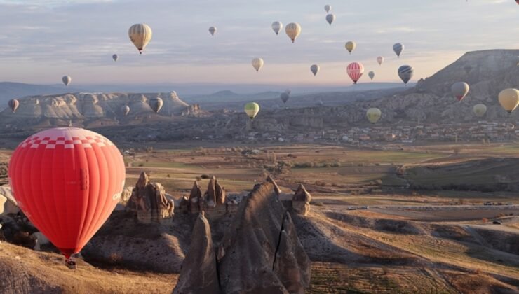 Türkiye’de geçen yıl sıcak hava balonuyla uçan turist sayısı 933 bini geçerek rekor kırdı