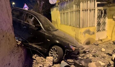 Üsküdar’da Sürücüsü Kaçan Araç Duvara Çarptı
