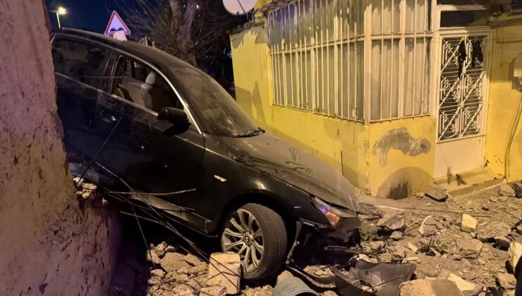 Üsküdar’da Sürücüsü Kaçan Araç Duvara Çarptı