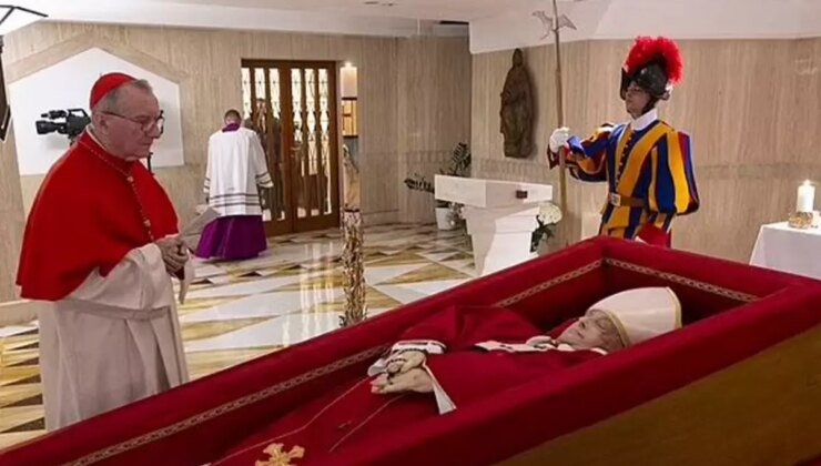 Vatikan, Papa Francis’in tabuttaki fotoğraflarını yayınladı