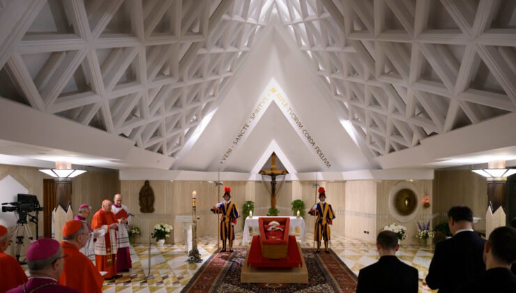 Vatikan’dan Papa paylaşımı: Açık tabut içindeki görüntüsü paylaşıldı