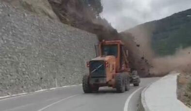 Yamaçtan kayalar düşmeye başladı… Heyelan anı kamerada!