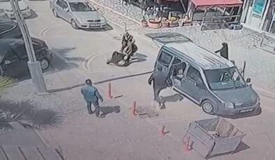 4 zorba kadını araca bindirmek istedi! Kahraman vatandaş!