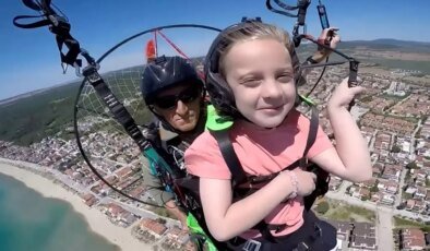 7 yaşındaki Zeynep 200 metre yükseklikte İstiklal Marşı’nı ezbere okudu