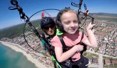 7 Yaşındaki Zeynep Beren, Paramotor ile 200 Metre Yükseklikten İstiklal Marşı Okudu