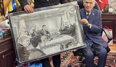 Bahçeli’ye dikkat çeken hediye! Tüm liderleri mat etti
