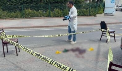 Bıçaklı kavgada muhtarı yaraladı