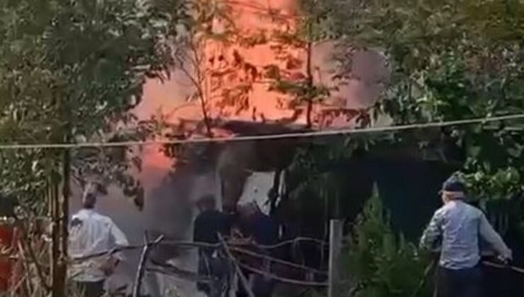Binaların arasındaki odunluk alev alev yandı