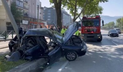 Bursa’da Aydınlatma Direğine Çarpan Otomobilde 2 Yaralı