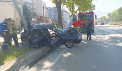 Bursa’da Otomobilin Direğe Çarpması Sonucu 1’i Ağır 2 Yaralı