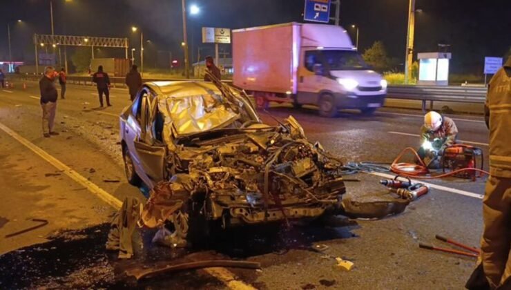 Bursa’da otomobil çarptığı kamyonun altına girdi